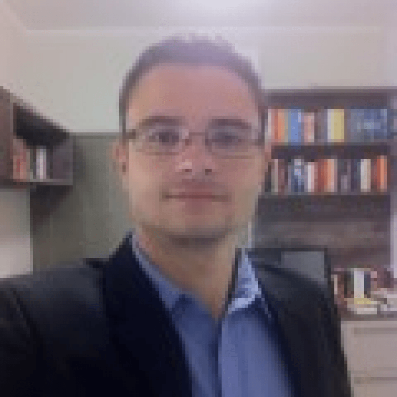 Dr. R&oacute;bson Menezes Garcia