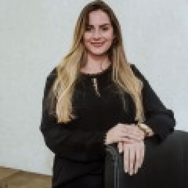 L&iacute;via Toscano/advogada